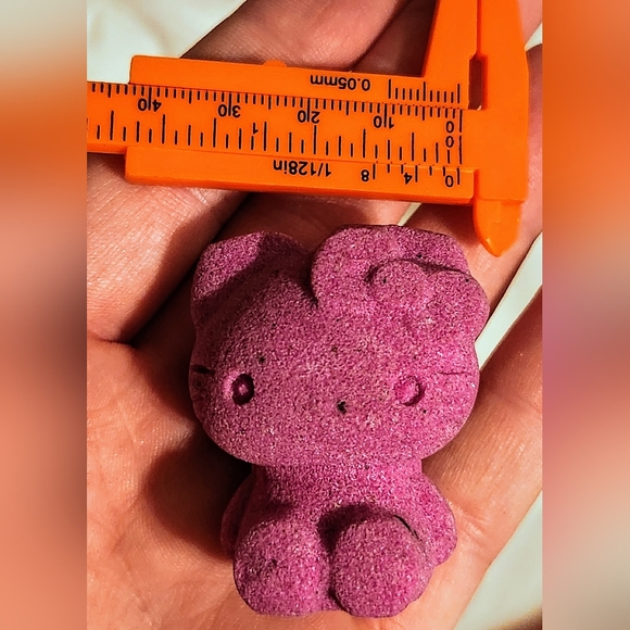 UV Reactive Honeycomb Ruby Hello Kitty Crystal Carving - Picture 6 of 7